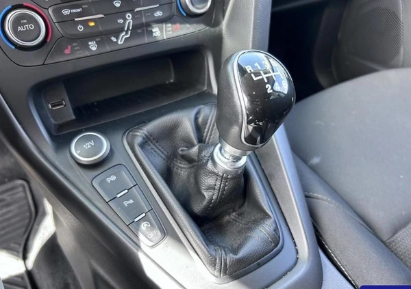 Ford Focus cena 34700 przebieg: 158202, rok produkcji 2018 z Wieliczka małe 742